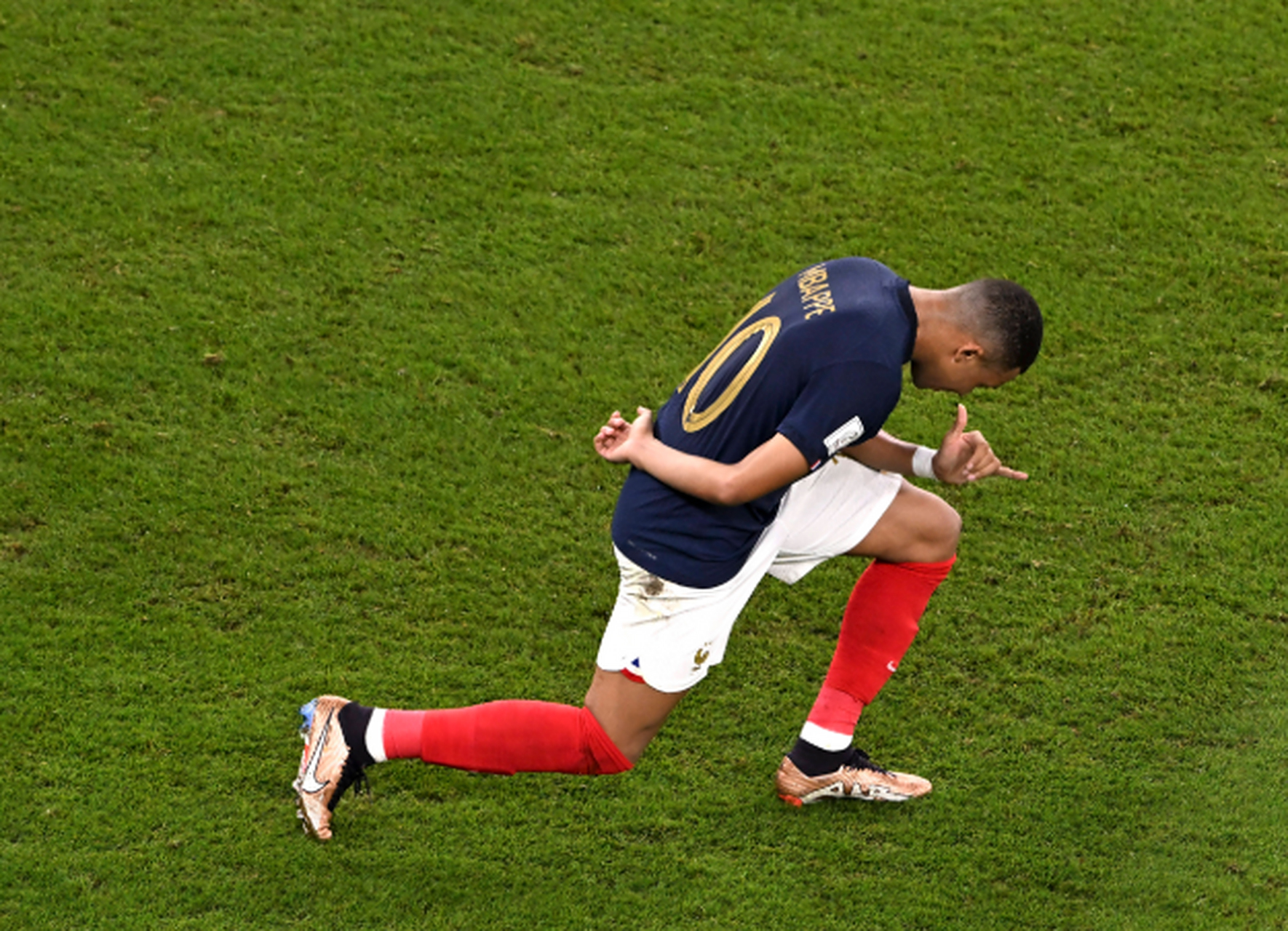 包含姆巴佩回归赛场，精彩发挥首场状态亮眼，MAD观众沸腾！的词条